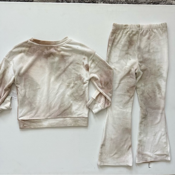 btween Cream and Tan Velour 2 piece Sweatsuit Size 7 Girls - Picture 10 of 14
